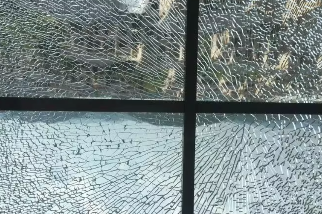 门窗玻璃自爆的原因，快速来了解吧！